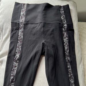 Athleta tight 7/8 with Stash Pockets and Camo piping NWOT